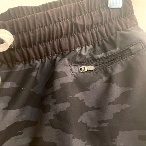 Vuori Women’s Clementine Short in Black Camo Size: Small - Picture 8 of 10